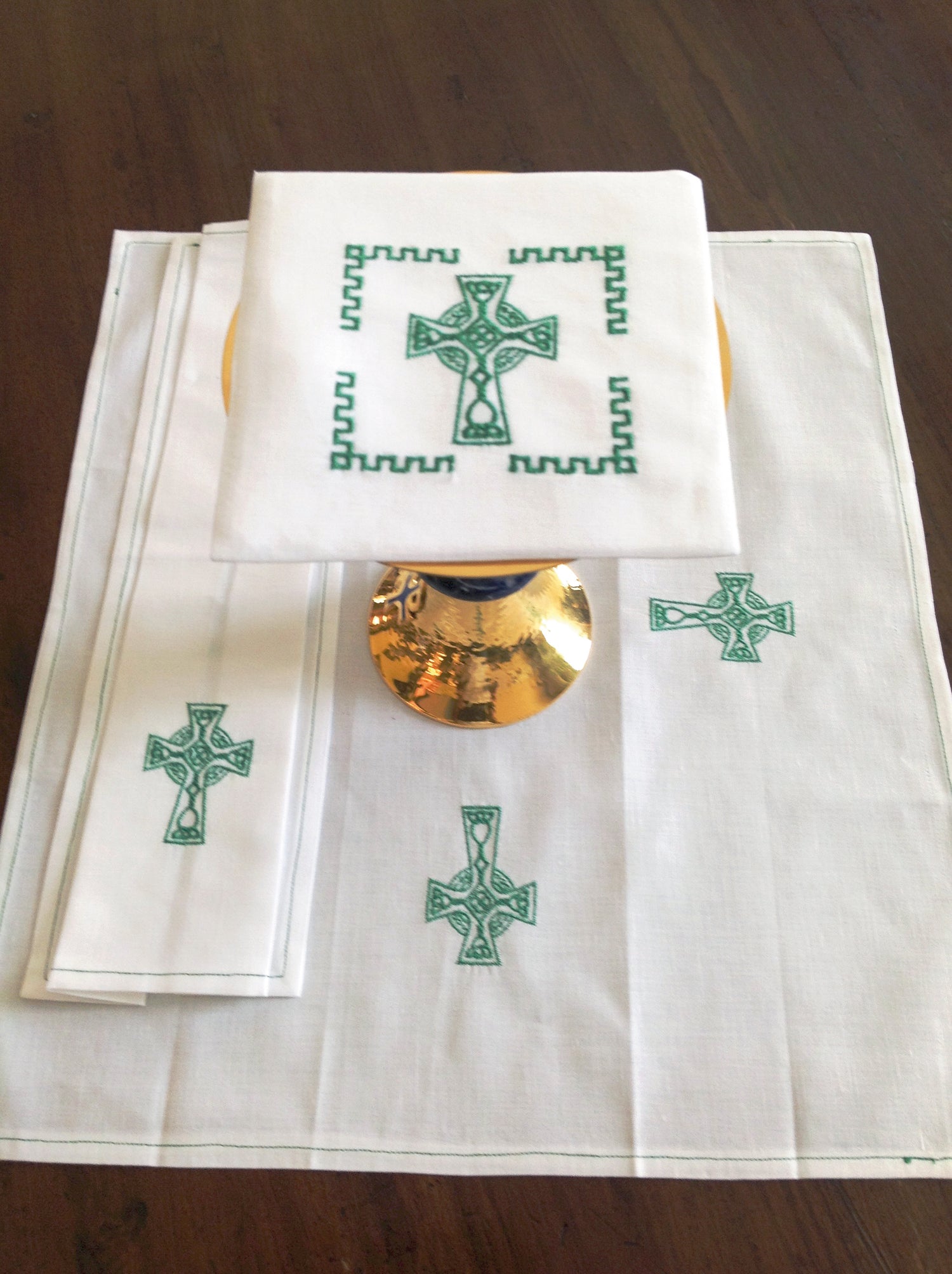 Mass Linen Set with green Celtic Cross - SO348